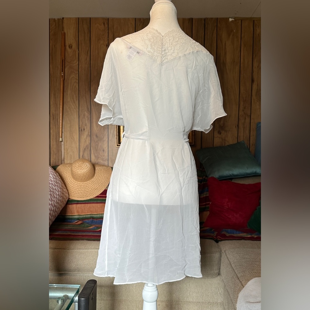 Elegant White Lace Robe - Picture 8 of 13